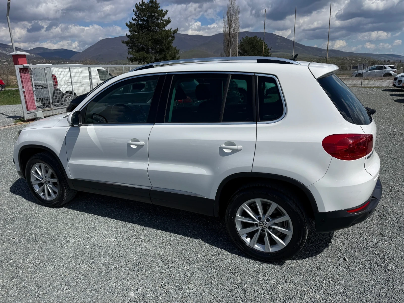 VW Tiguan (KATO НОВА)^(4х4), снимка 9 - Автомобили и джипове - 54136123