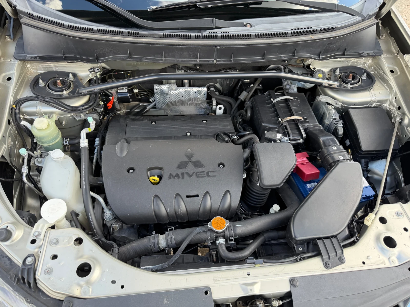 Mitsubishi Outlander 2.4i-170PS-4Х4-АВТОМАТ, снимка 14 - Автомобили и джипове - 54405021