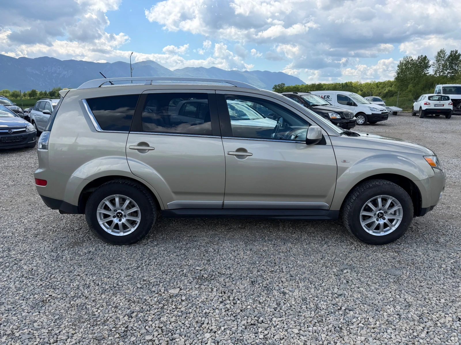 Mitsubishi Outlander 2.4i-170PS-4Х4-АВТОМАТ, снимка 4 - Автомобили и джипове - 54405021