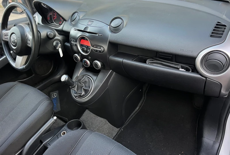 Mazda 2 1.5i KLIMATRONIK/UNIKAT, снимка 15 - Автомобили и джипове - 49380201