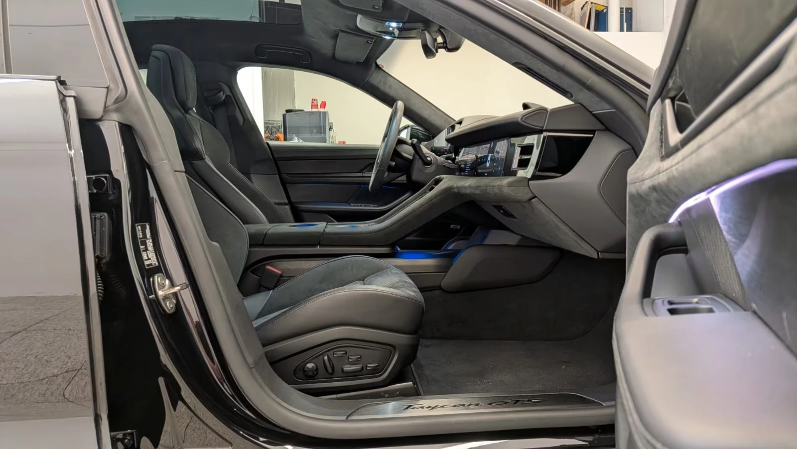 Porsche Taycan GTS/598HP/PANO/CHRONO/360/MATRIX/ACC/LUFT/21/395z, снимка 12 - Автомобили и джипове - 54429081