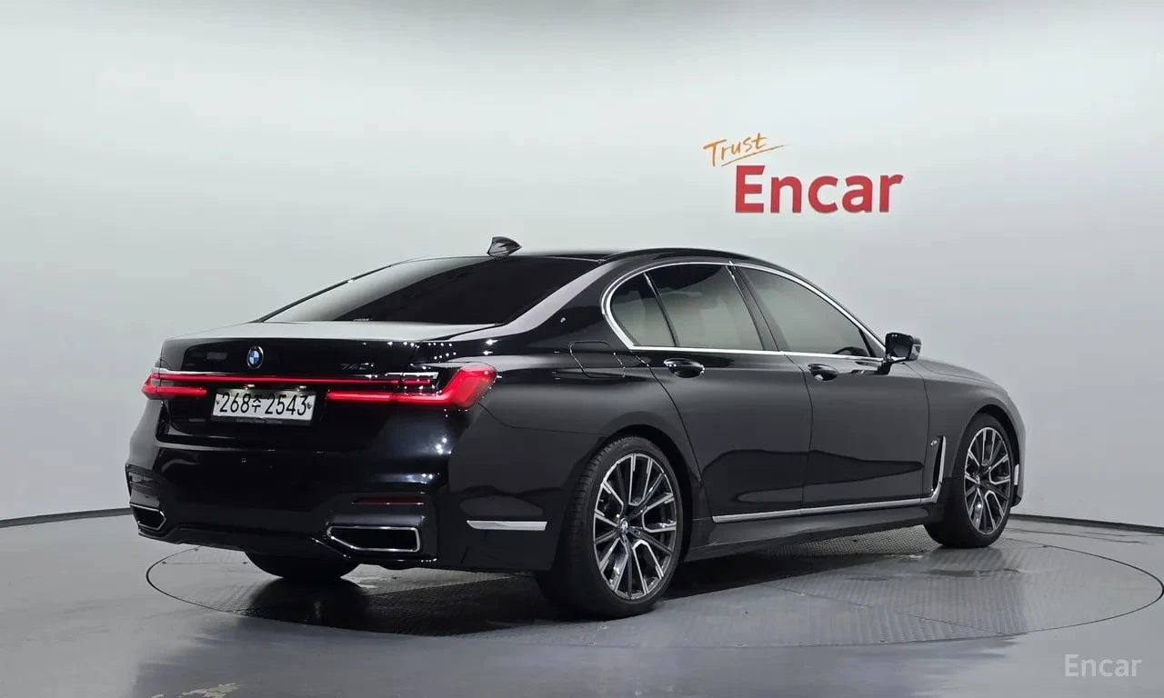 BMW 740 i M Sport* ШИБИДАХ* 360* ОБДУХВАНЕ* АВТОКРЕДИТ* , снимка 2 - Автомобили и джипове - 56073399