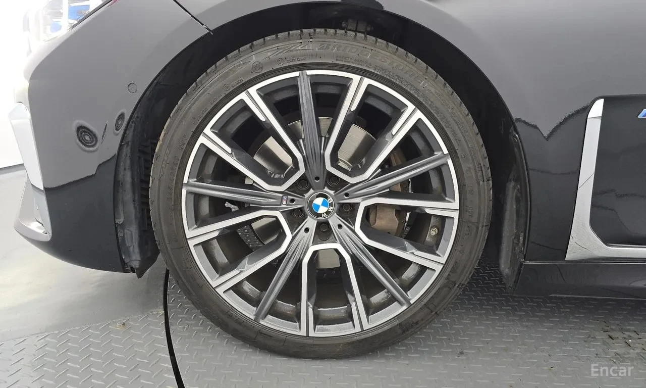 BMW 740 i M Sport* ШИБИДАХ* 360* ОБДУХВАНЕ* АВТОКРЕДИТ* , снимка 5 - Автомобили и джипове - 56073399