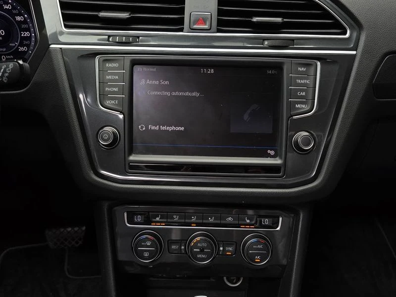VW Tiguan 2.0 TSI 4X4| 360| DIGITAL| DIST| ПАМЕТ| PANO, снимка 14 - Автомобили и джипове - 55740675