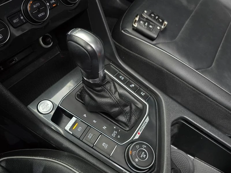VW Tiguan 2.0 TSI 4X4| 360| DIGITAL| DIST| ПАМЕТ| PANO, снимка 9 - Автомобили и джипове - 55740675
