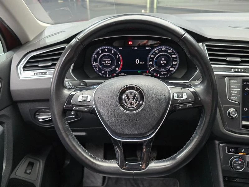 VW Tiguan 2.0 TSI 4X4| 360| DIGITAL| DIST| ПАМЕТ| PANO, снимка 13 - Автомобили и джипове - 55740675