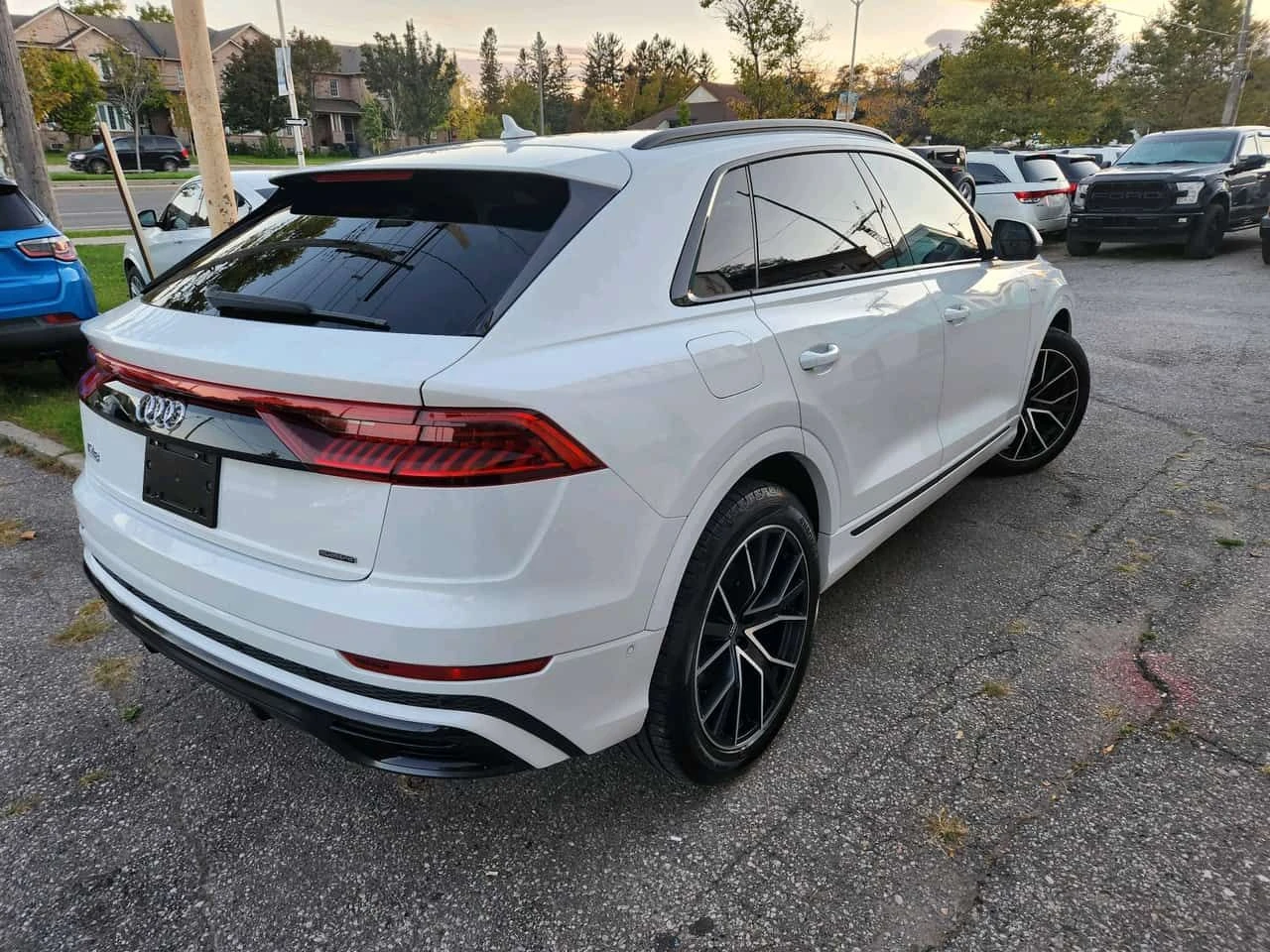 Audi Q8 Progressiv S LINE/ОБДУХВАНЕ/ПАНОРАМА/ДИСТРОНИК/360, снимка 4 - Автомобили и джипове - 54271791