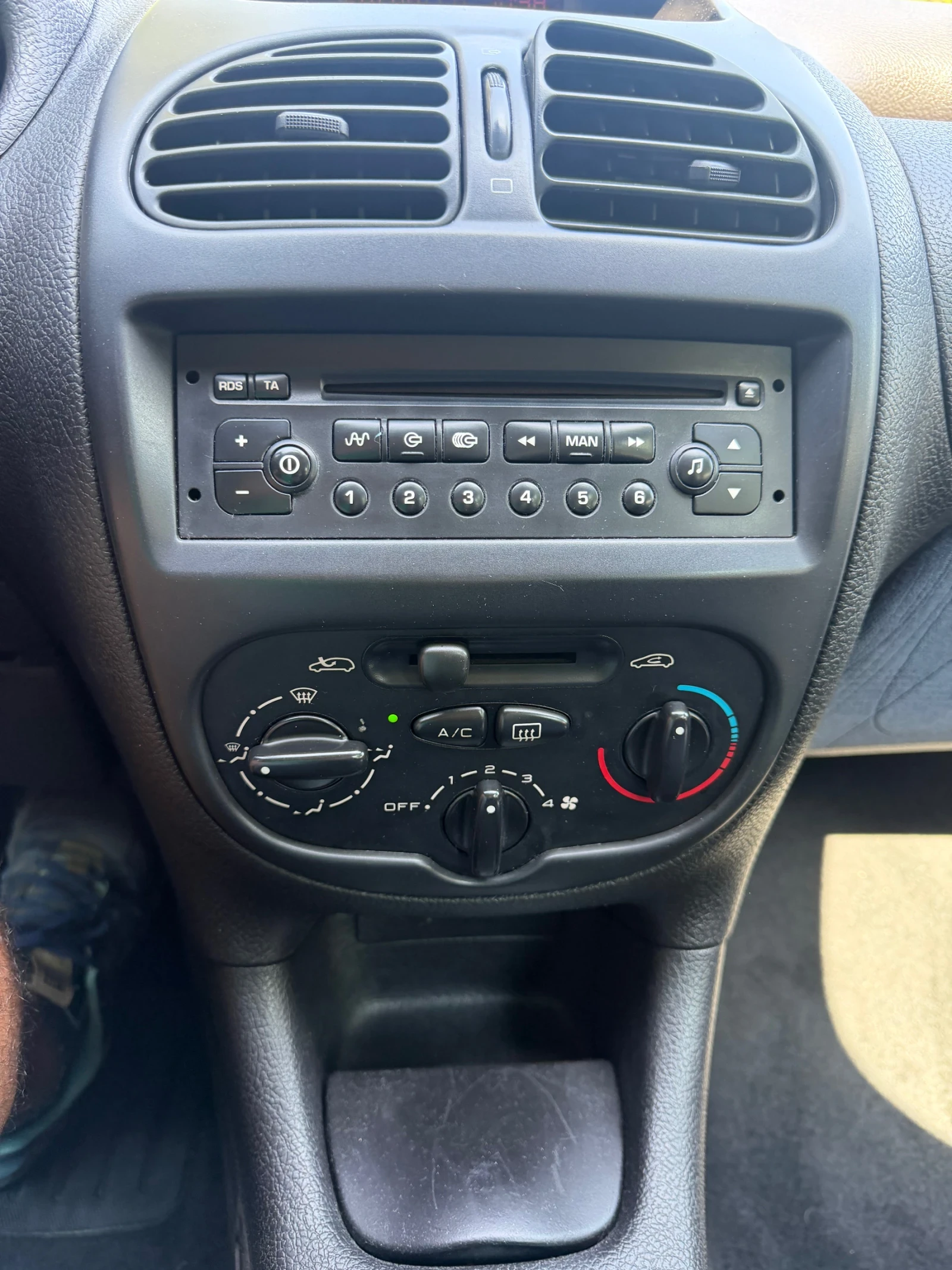 Peugeot 206 1, 4 HDI, снимка 10 - Автомобили и джипове - 55075830