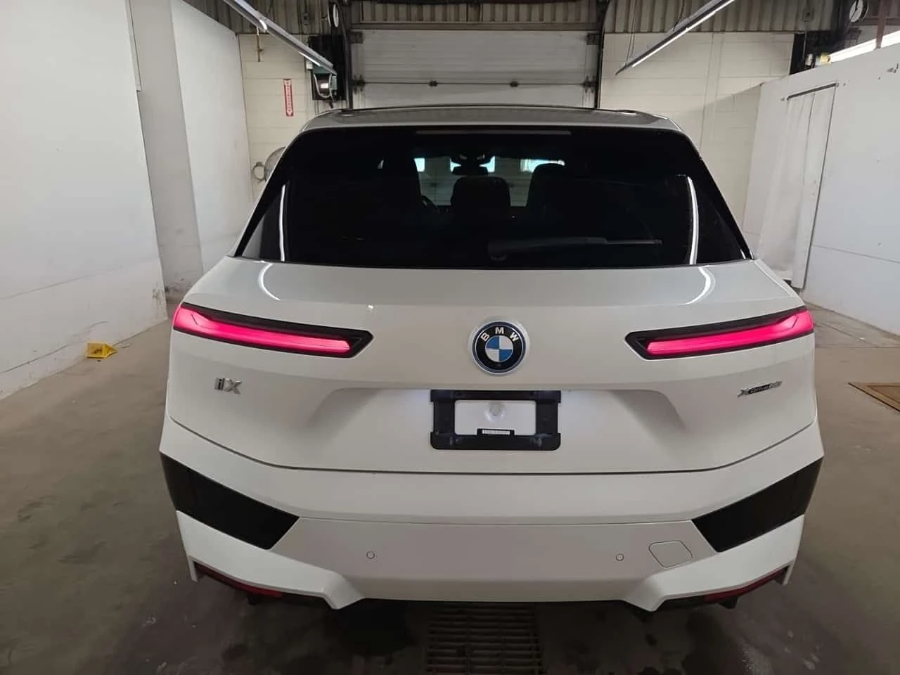BMW iX * XDRIVE50 * NIGHT VISION * ДИСТРОНИК * 360 * , снимка 4 - Автомобили и джипове - 55234006