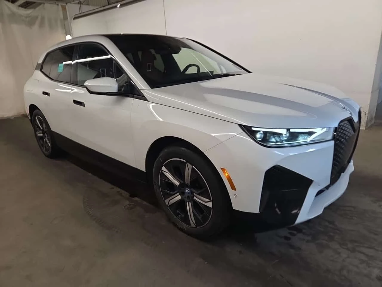 BMW iX * XDRIVE50 * NIGHT VISION * ДИСТРОНИК * 360 * , снимка 2 - Автомобили и джипове - 55234006
