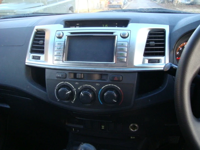 Toyota Hilux 2.5d-4d, снимка 11 - Автомобили и джипове - 47513291