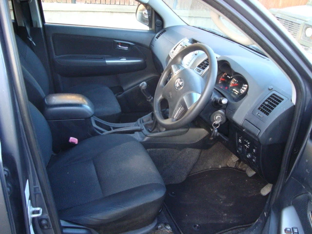 Toyota Hilux 2.5d-4d, снимка 9 - Автомобили и джипове - 47513291