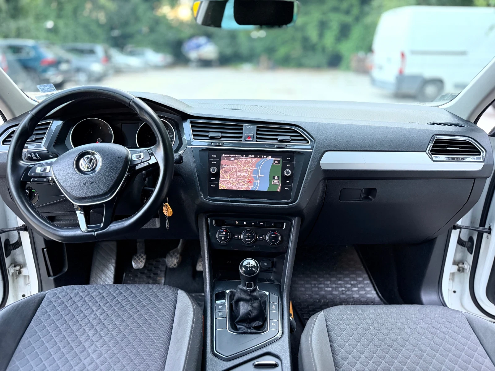 VW Tiguan 2.0 TDI, снимка 10 - Автомобили и джипове - 55478505