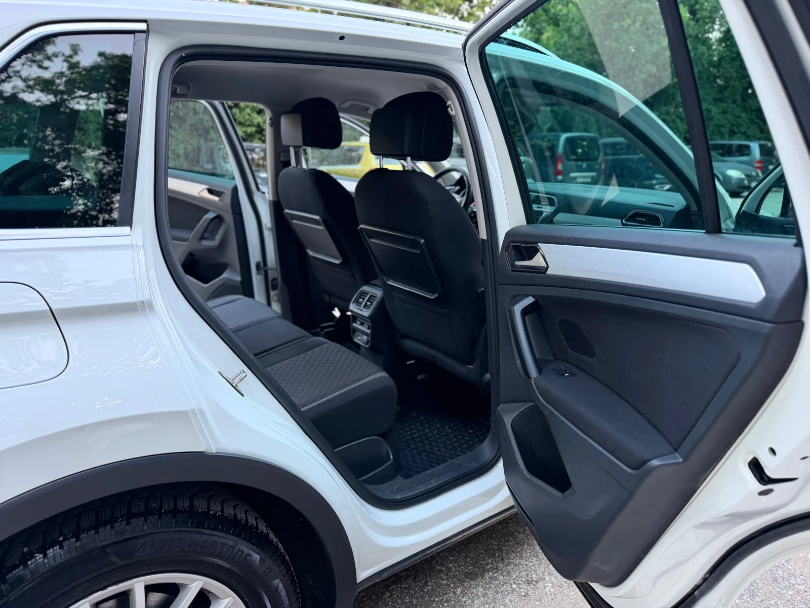 VW Tiguan 2.0 TDI, снимка 9 - Автомобили и джипове - 55478505