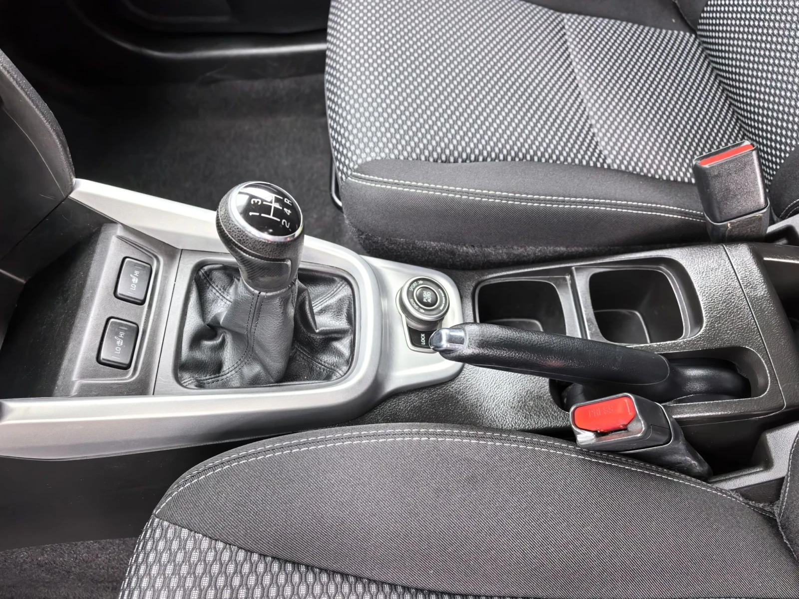 Suzuki Vitara 1.6 i 4WD, снимка 9 - Автомобили и джипове - 56746899
