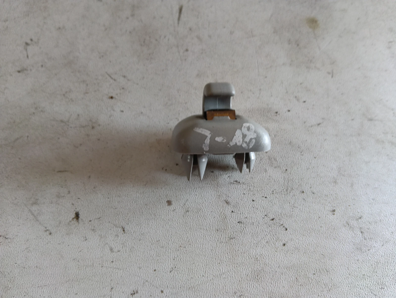 щипка сенник 8U0857562A Audi A3