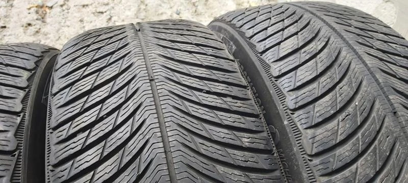 Гуми Зимни 235/50R17, снимка 4 - Гуми и джанти - 35123160