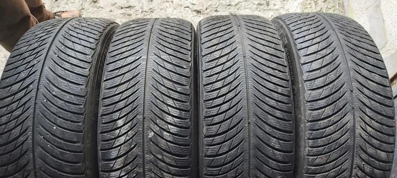 Гуми Зимни 235/50R17, снимка 1 - Гуми и джанти - 35123160