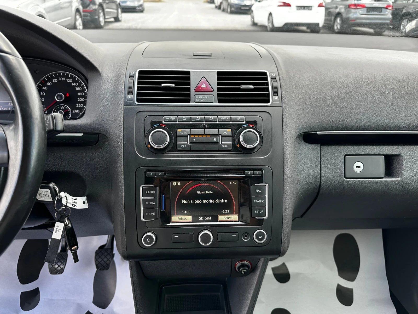 VW Touran 2.0TDi-HIGHLINE-НАВИ-ВЕЛУР-КЛИМАТРОНИК-ФУЛЛ-ТОП, снимка 12 - Автомобили и джипове - 54978046