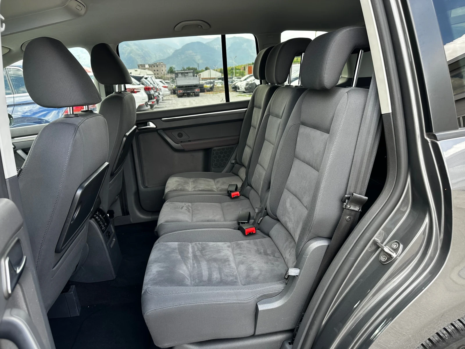 VW Touran 2.0TDi-HIGHLINE-НАВИ-ВЕЛУР-КЛИМАТРОНИК-ФУЛЛ-ТОП, снимка 14 - Автомобили и джипове - 54978046