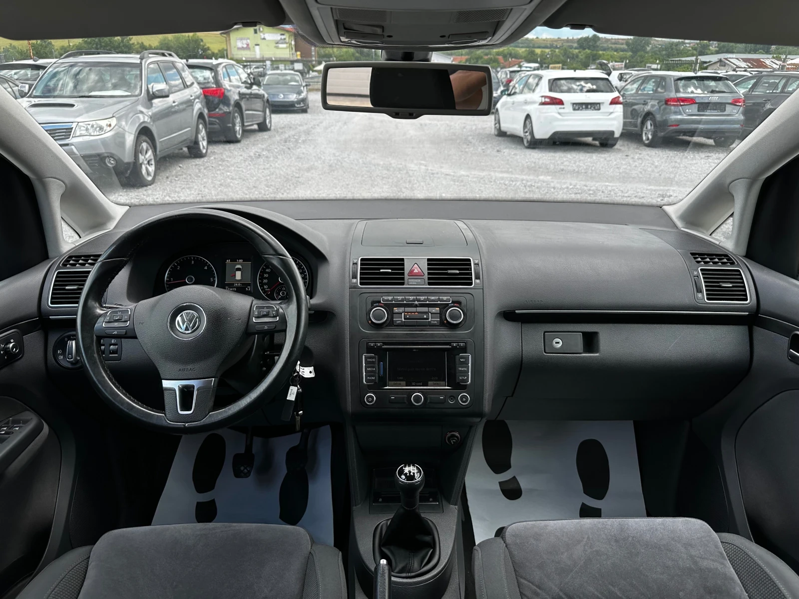 VW Touran 2.0TDi-HIGHLINE-НАВИ-ВЕЛУР-КЛИМАТРОНИК-ФУЛЛ-ТОП, снимка 16 - Автомобили и джипове - 54978046