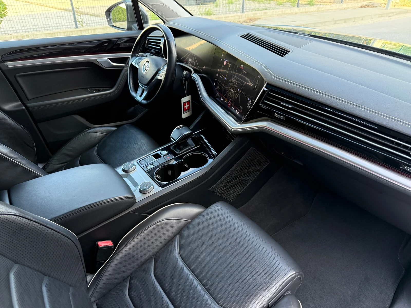 VW Touareg 3.0TDIV6 4х4/DIGITAL/MATRIX/ПОДГРЕВ/DISTRONIC/ПАНО, снимка 9 - Автомобили и джипове - 55573252