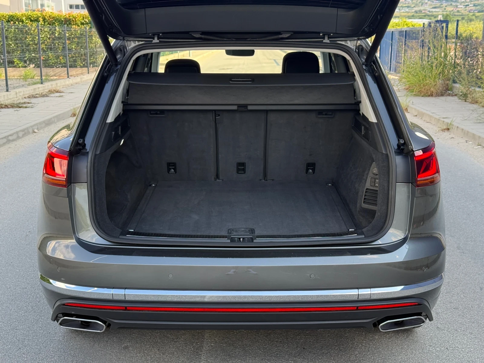 VW Touareg 3.0TDIV6 4х4/DIGITAL/MATRIX/ПОДГРЕВ/DISTRONIC/ПАНО, снимка 4 - Автомобили и джипове - 55573252