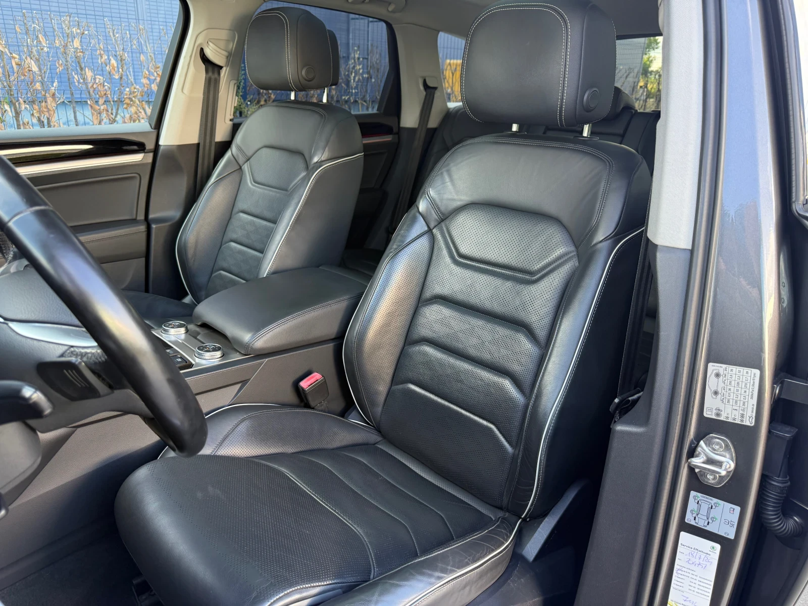 VW Touareg 3.0TDIV6 4х4/DIGITAL/MATRIX/ПОДГРЕВ/DISTRONIC/ПАНО, снимка 7 - Автомобили и джипове - 55573252