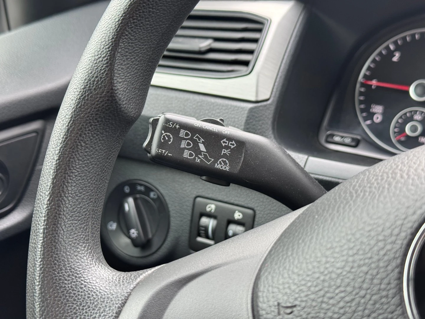 VW Caddy Trendline TDI BMT 5 места - изображение 9