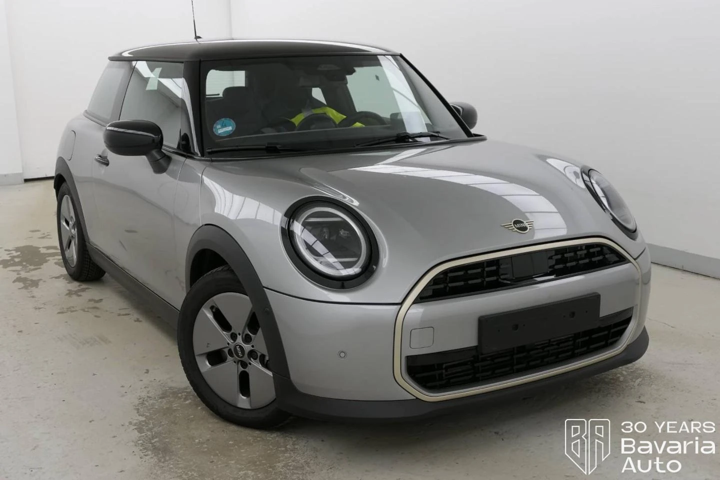 Mini Cooper C 1, 5 Steptronic Favoured Trim - изображение 4