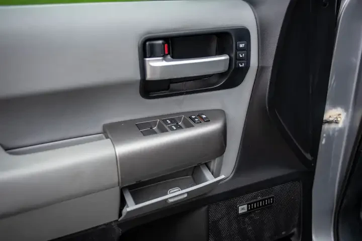 Toyota Sequoia LIMITED* 5.7* V8* ПОДГРЕВ* КАМЕРА* КЕЙЛЕС, снимка 7 - Автомобили и джипове - 54445677