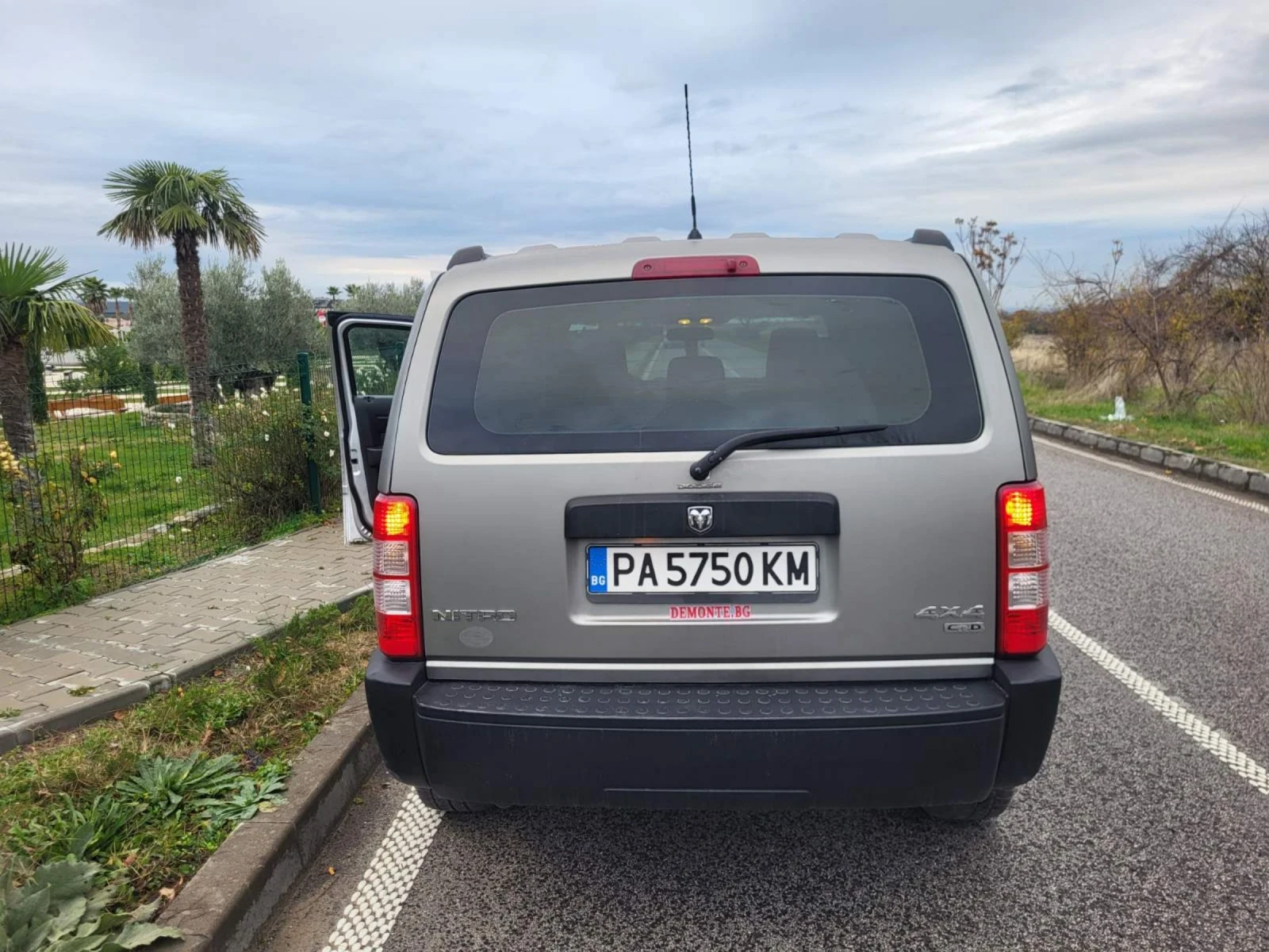 Dodge Nitro 2.8 TD 4x4, снимка 3 - Автомобили и джипове - 54528175