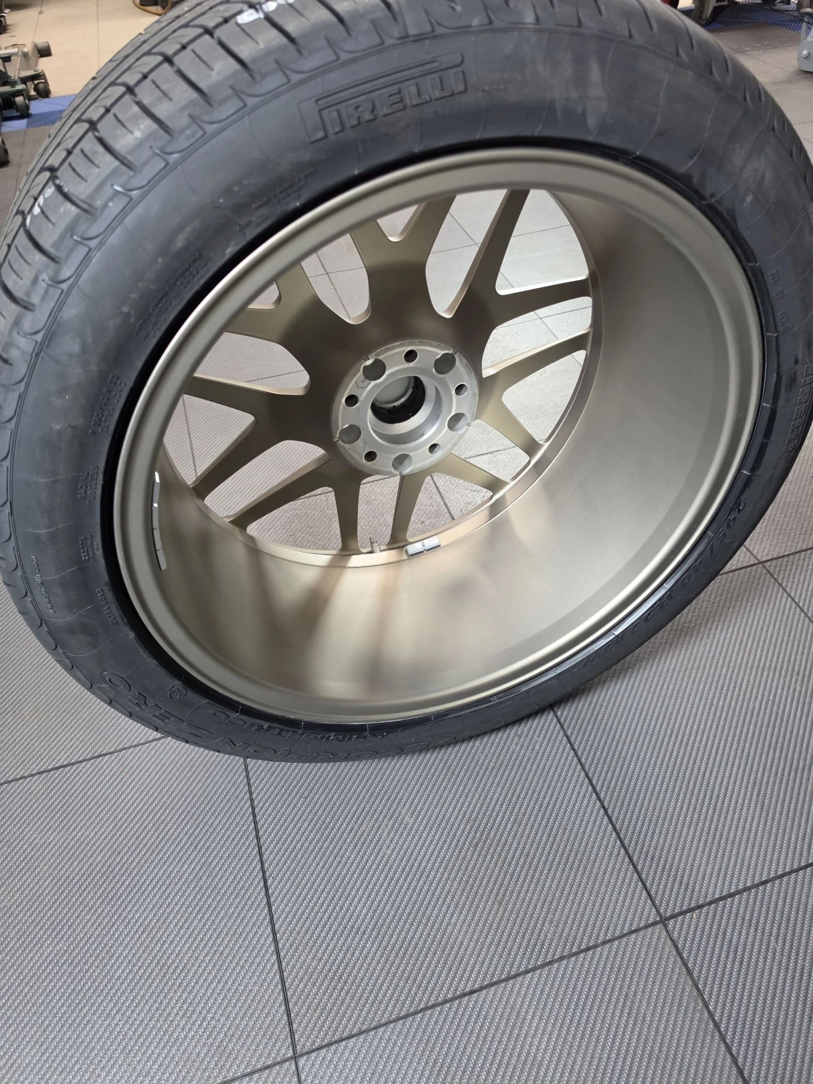 Гуми с джанти Pirelli 295/40R22, снимка 13 - Гуми и джанти - 54717897