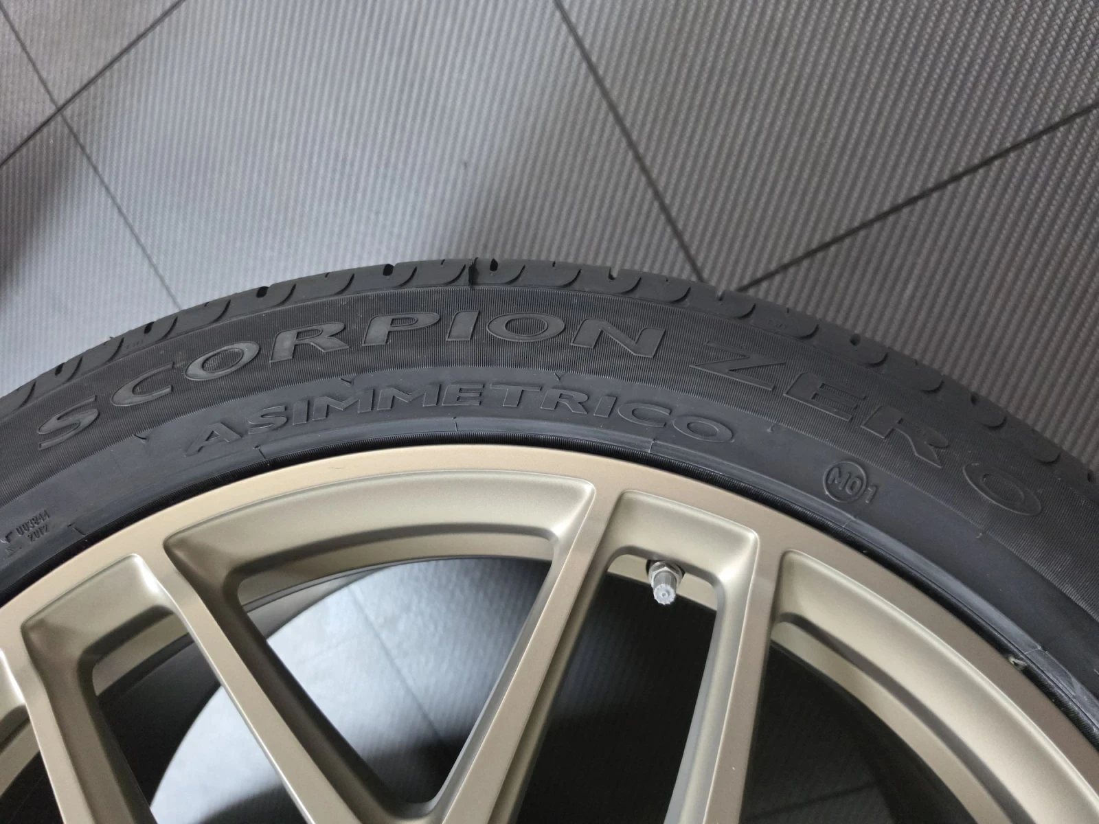 Гуми с джанти Pirelli 295/40R22, снимка 4 - Гуми и джанти - 54717897
