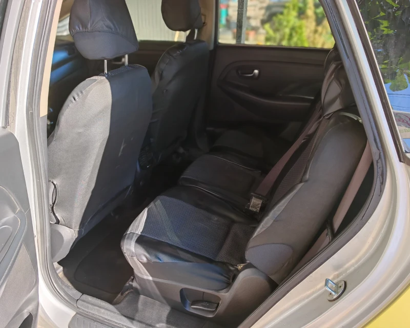 Kia Carens 1.6 Газова уредба, снимка 8 - Автомобили и джипове - 49618632