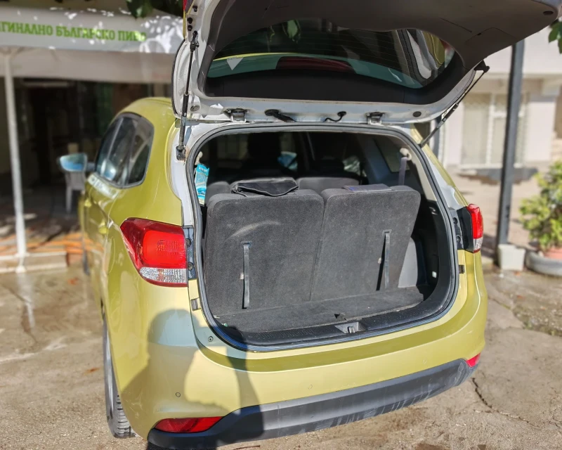 Kia Carens 1.6 Газова уредба, снимка 9 - Автомобили и джипове - 49618632