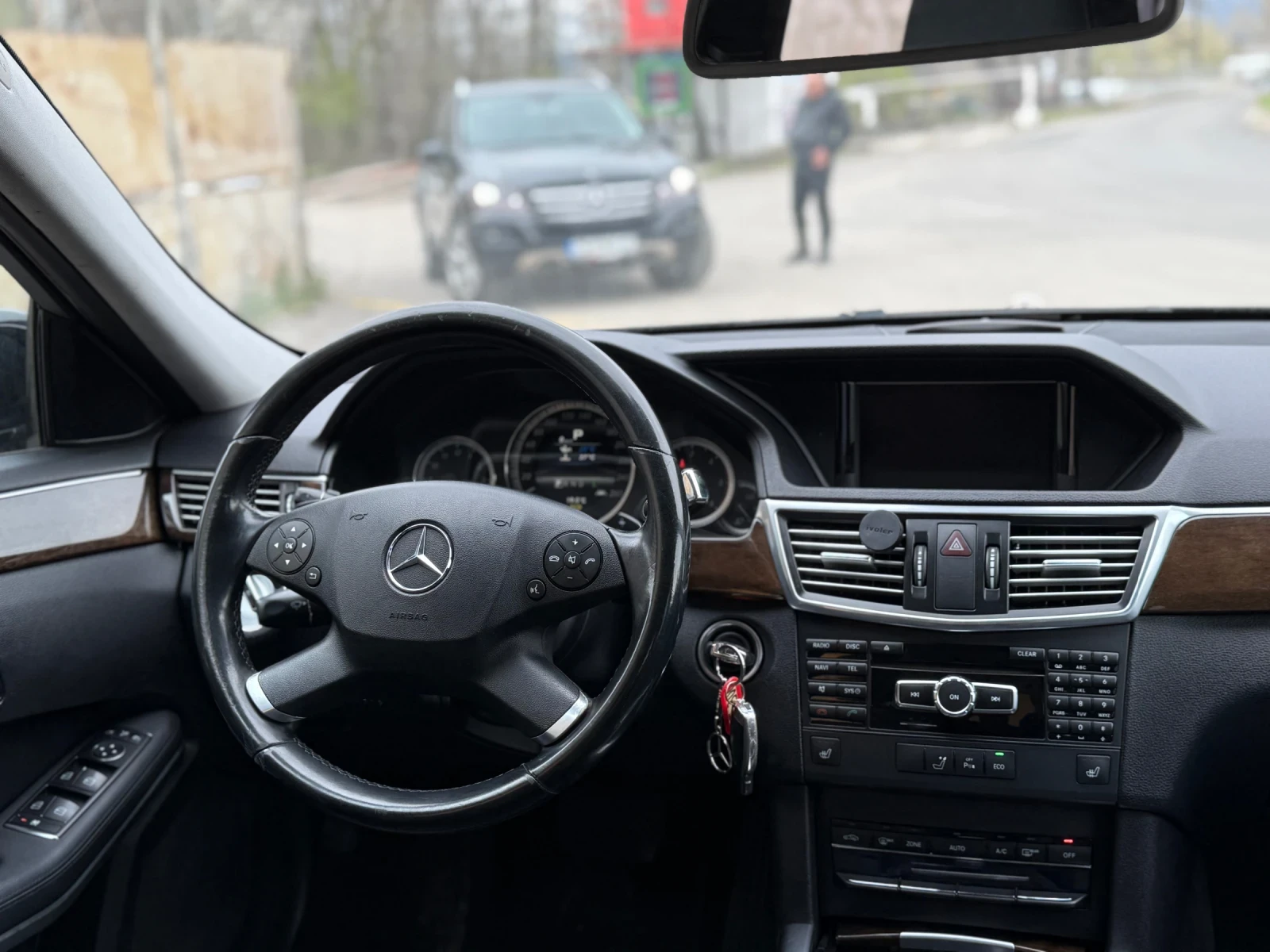 Mercedes-Benz E 300 ДИСТРОНИК/МЪРТВА ЗОНА/СПОРТ САЛОН/СУПЕРВИЗИЯ, снимка 6 - Автомобили и джипове - 54215418