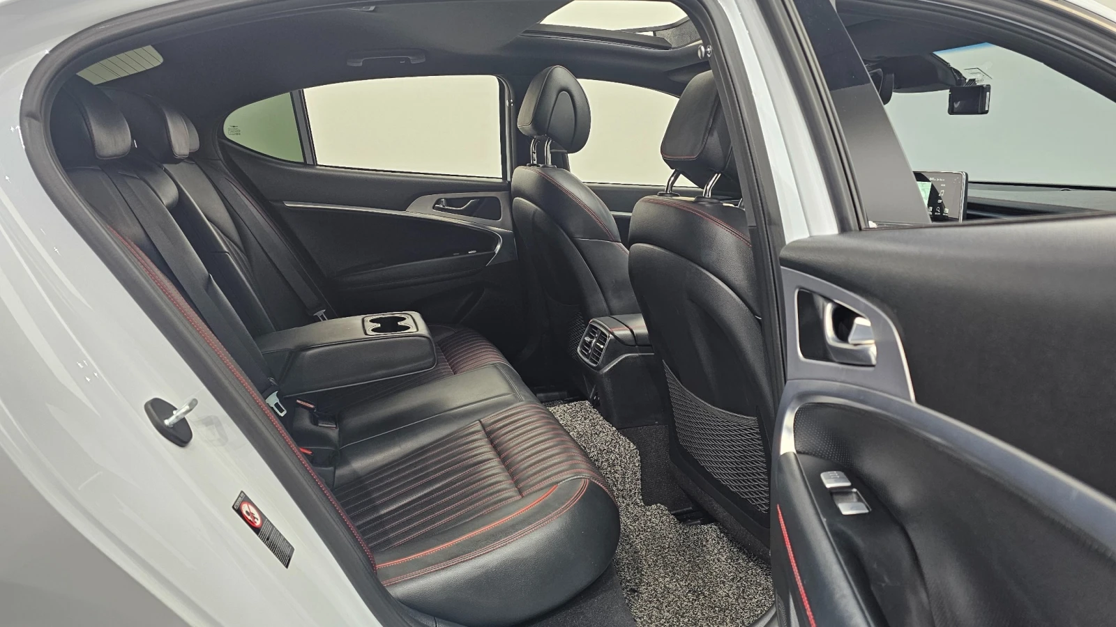 Genesis G70 : 2.0T Sport Package | Panorama | HUD | Lexicon, снимка 9 - Автомобили и джипове - 54895138