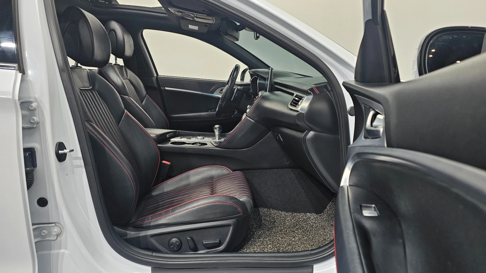 Genesis G70 : 2.0T Sport Package | Panorama | HUD | Lexicon, снимка 8 - Автомобили и джипове - 54895138