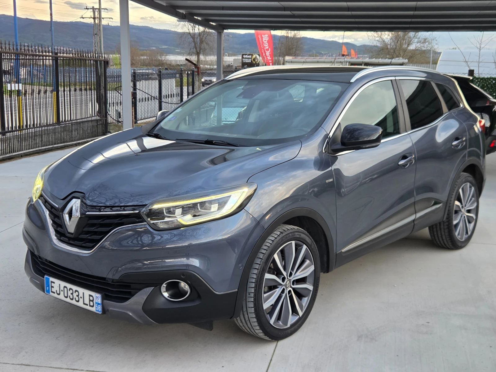 Renault Kadjar 1.2 T * PANORAMA* LED* PARK ASSIST* * KAMERA* , снимка 4 - Автомобили и джипове - 54008813