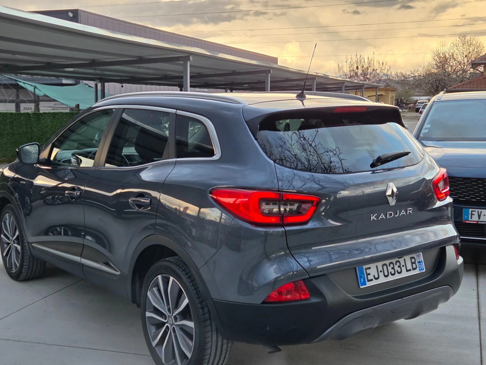 Renault Kadjar 1.2 T * PANORAMA* LED* PARK ASSIST* * KAMERA* , снимка 2 - Автомобили и джипове - 54008813
