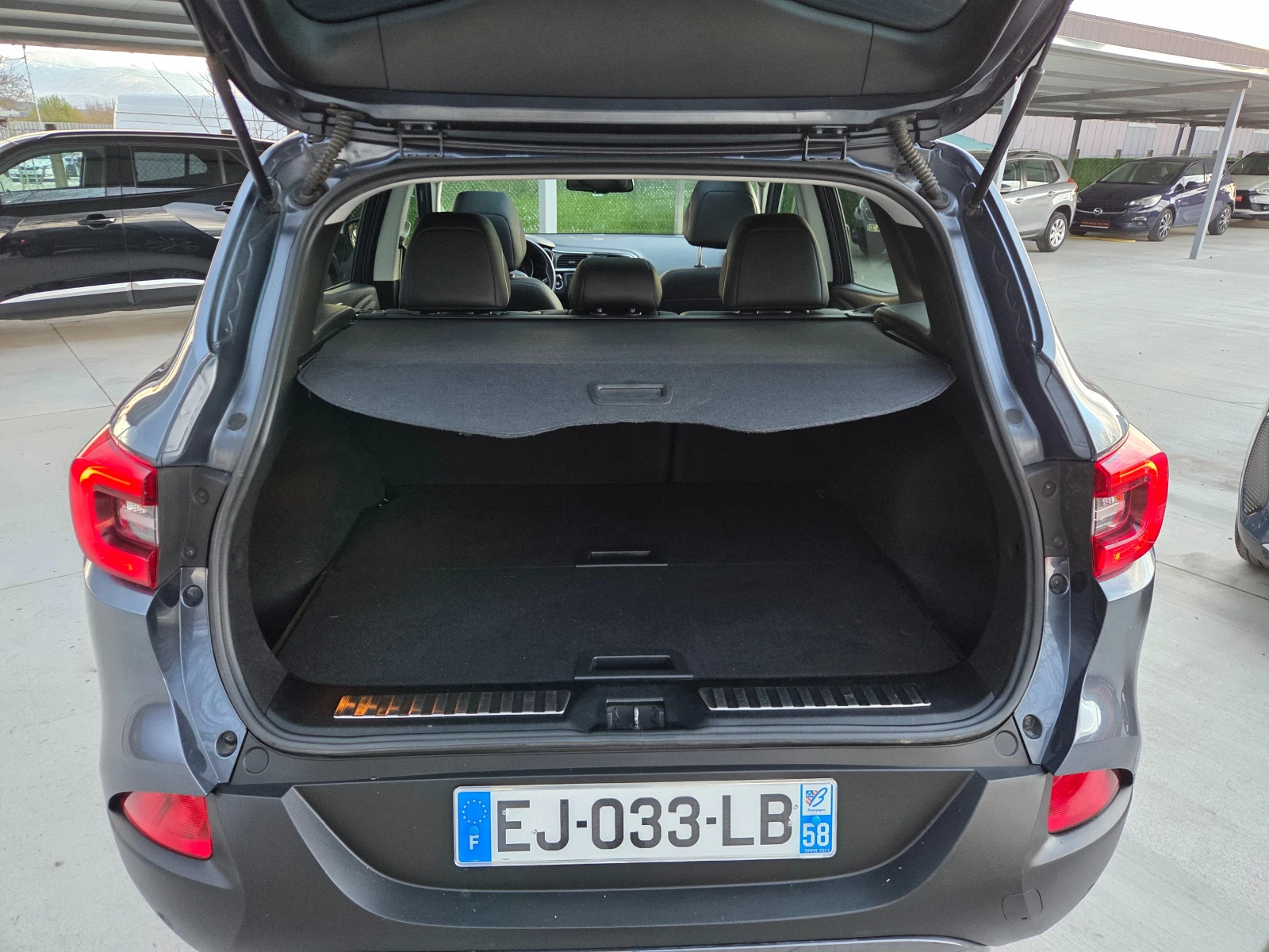 Renault Kadjar 1.2 T * PANORAMA* LED* PARK ASSIST* * KAMERA* , снимка 11 - Автомобили и джипове - 54008813