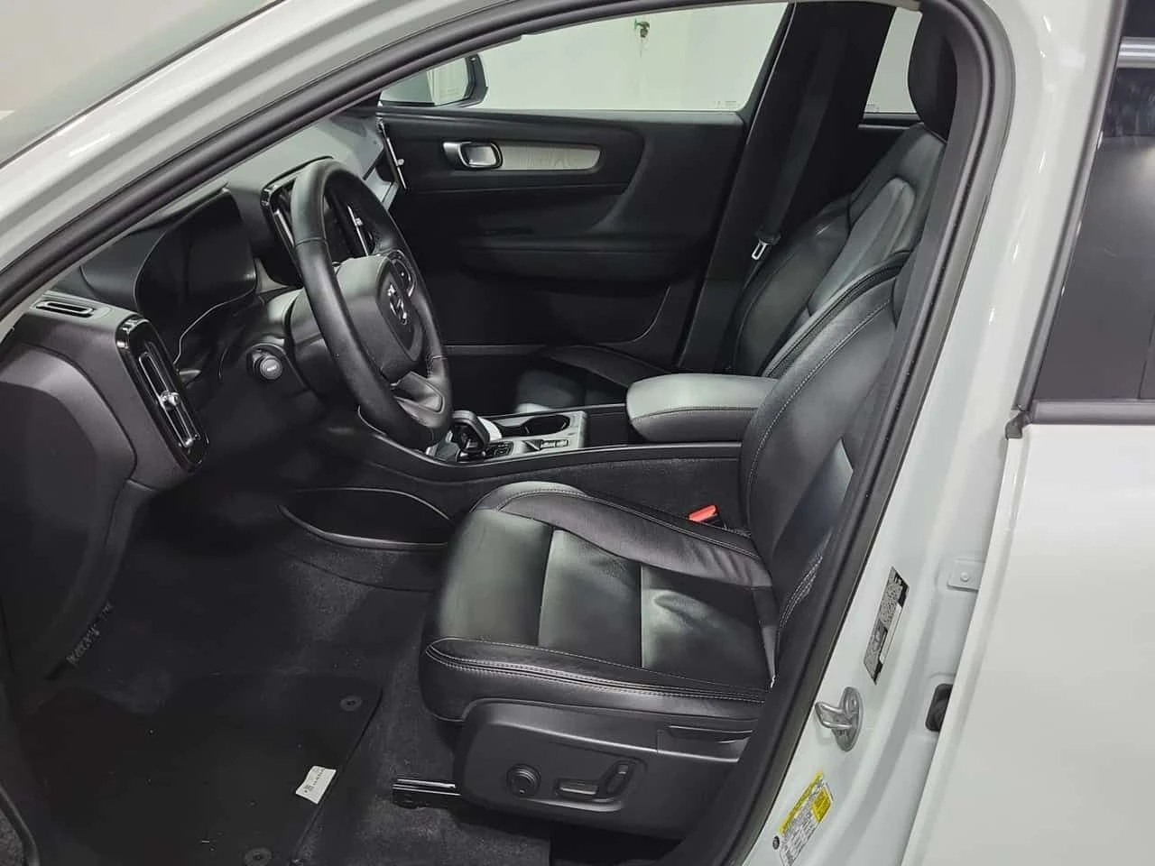 Volvo XC40 CORE  CARFAX, снимка 5 - Автомобили и джипове - 54445657