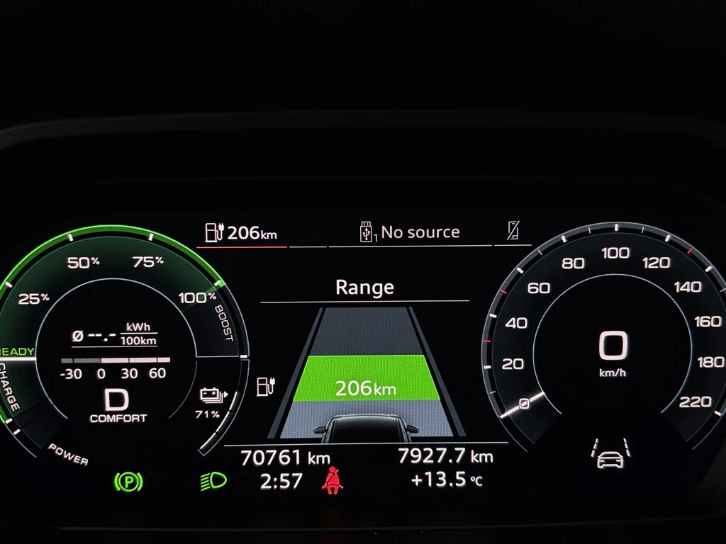 Audi Q4 e-tron/50QUATTRO/PANOROOF/SAFETY-TECH, снимка 8 - Автомобили и джипове - 54813984