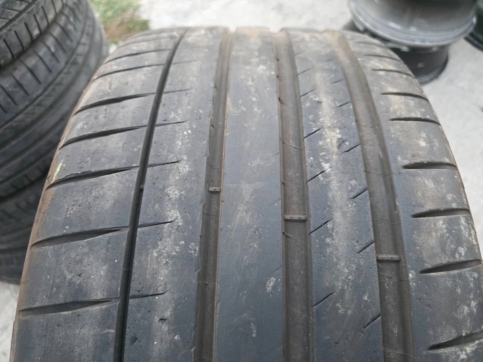 Гуми Летни 295/35R21, снимка 2 - Гуми и джанти - 54635155