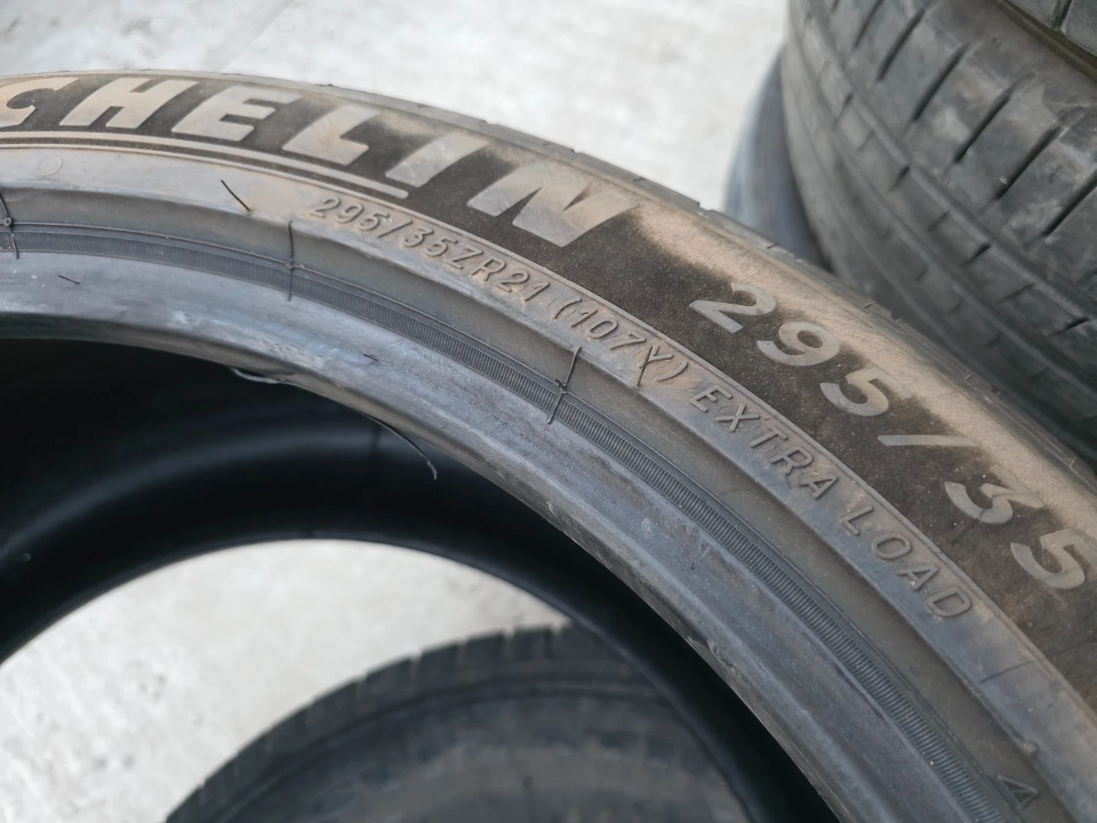 Гуми Летни 295/35R21, снимка 5 - Гуми и джанти - 54635155