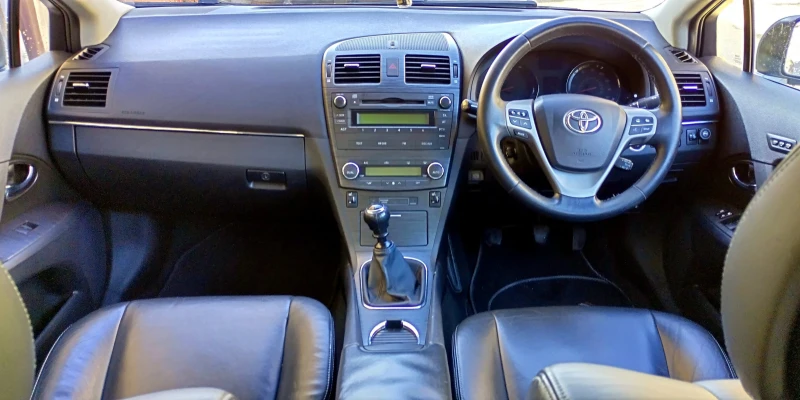 Toyota Avensis 2.0 Газ/Бензин, снимка 8 - Автомобили и джипове - 48911193