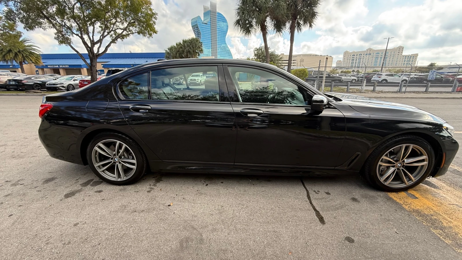 BMW 750 Xdrive M* Дистроник* Head Up* Следене* М.точка* HK - изображение 7