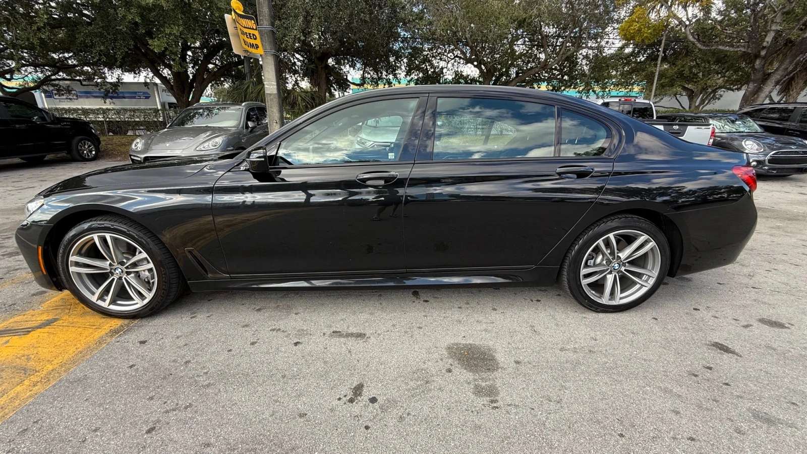 BMW 750 Xdrive M* Дистроник* Head Up* Следене* М.точка* HK - изображение 8