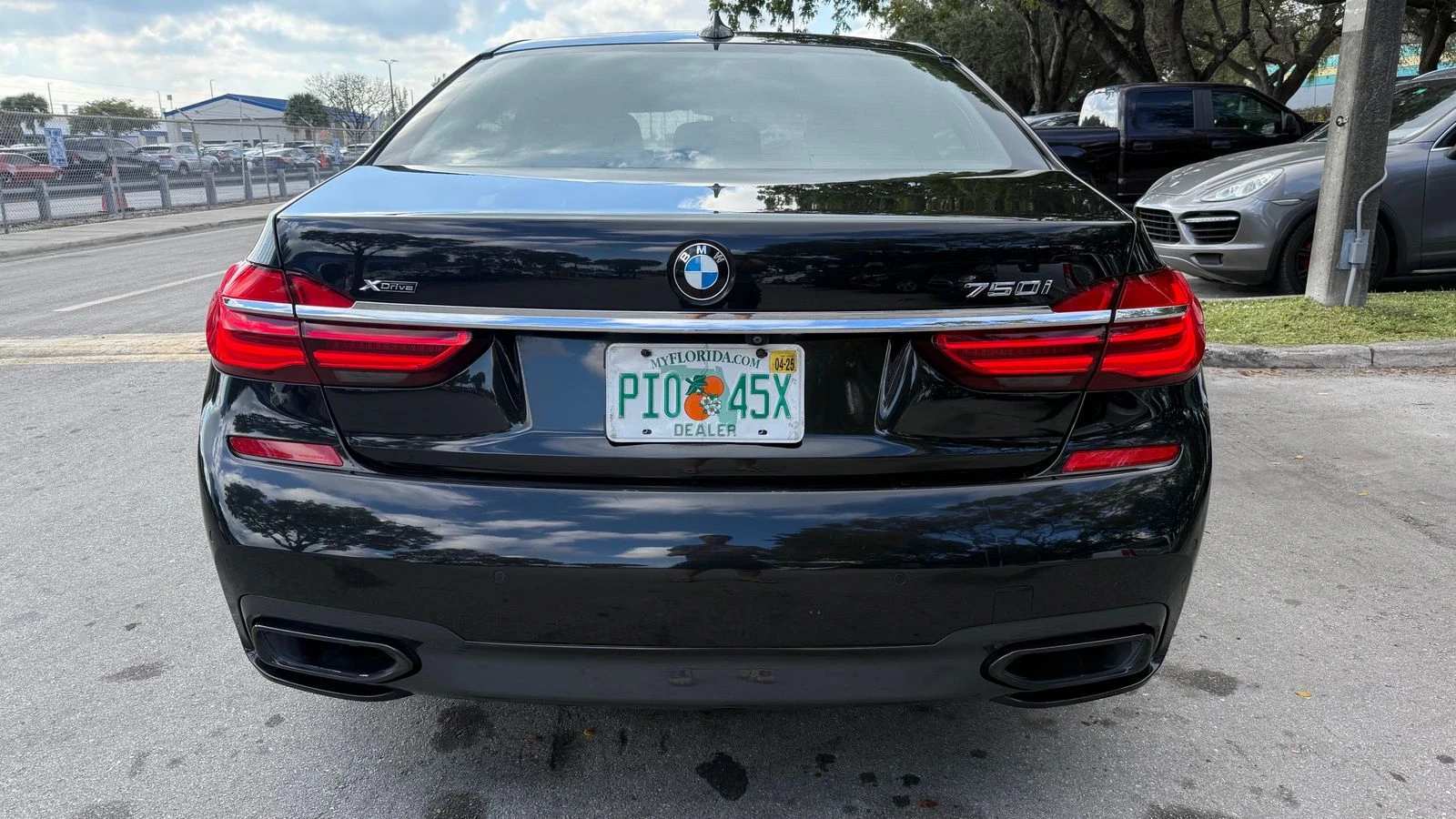 BMW 750 Xdrive M* Дистроник* Head Up* Следене* М.точка* HK - изображение 3